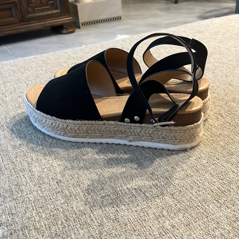 SZ 9 SODA BLACK VELVET ANKLE FASTENER SANDALS IN NICE USED CONDITION